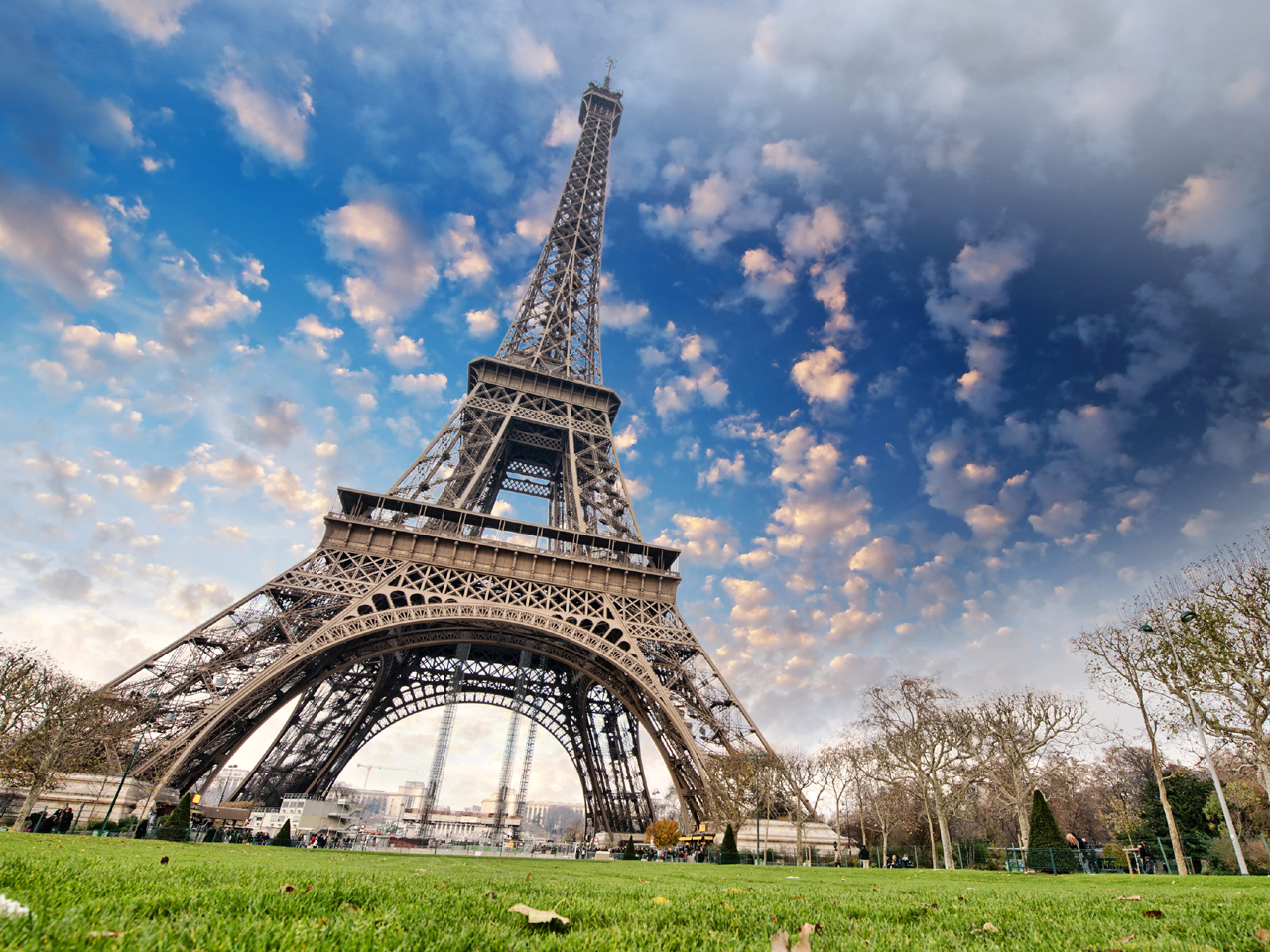Эйфелева башня считается самой посещаемой и самой фотографируемой достопримечательностью мира