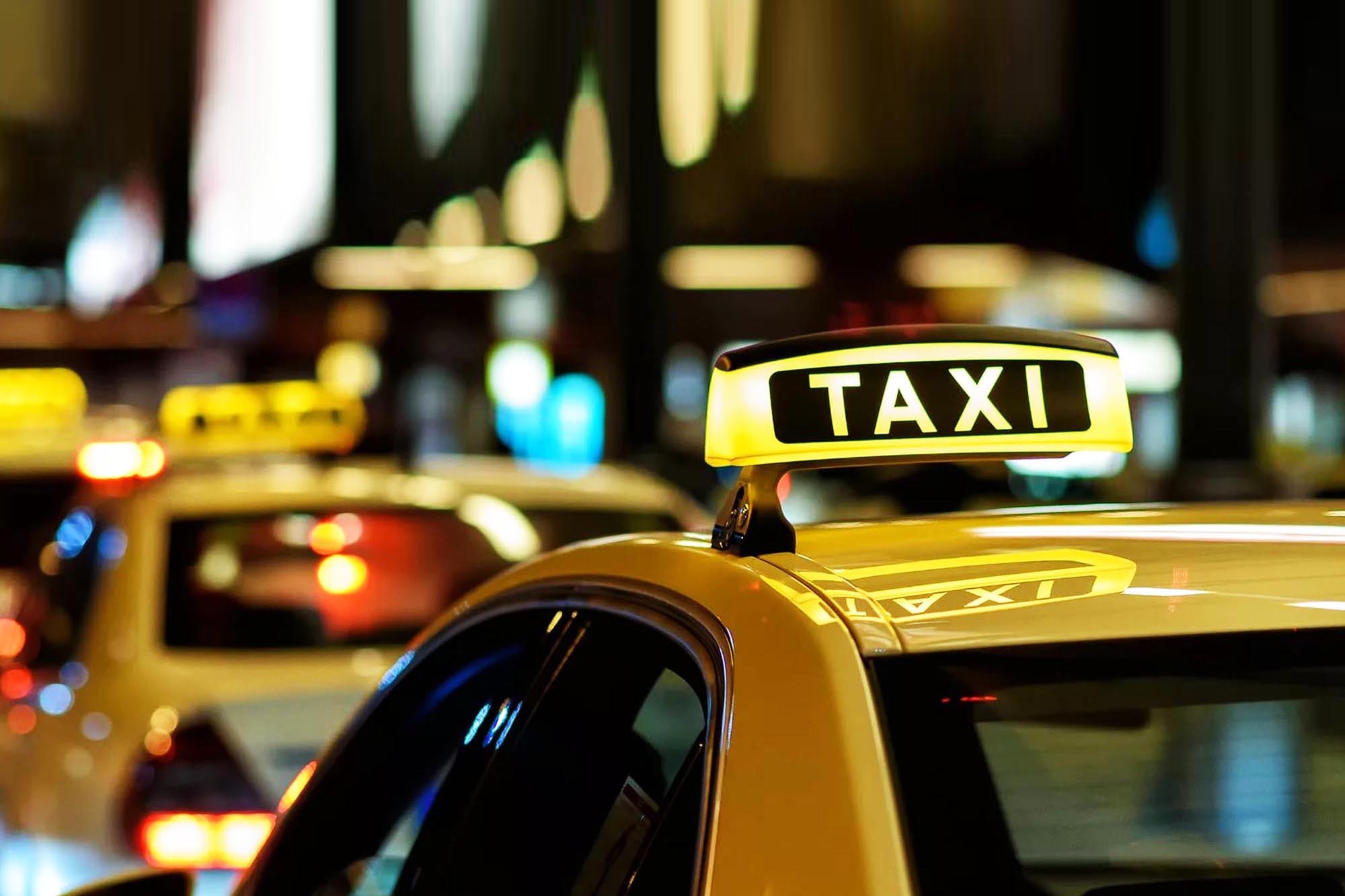 В каких аэропортах мира туристы ждут такси дольше всего